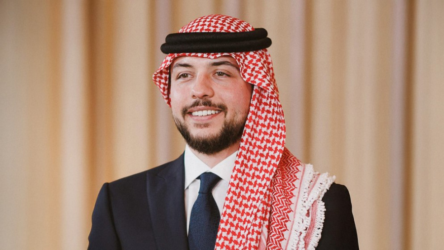 شاهد.. وصول الأمير الحسين والأميرة رجوة