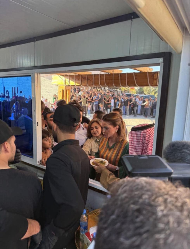 الملكة رانيا تتناول الهريسة المعانية.. مرتدية