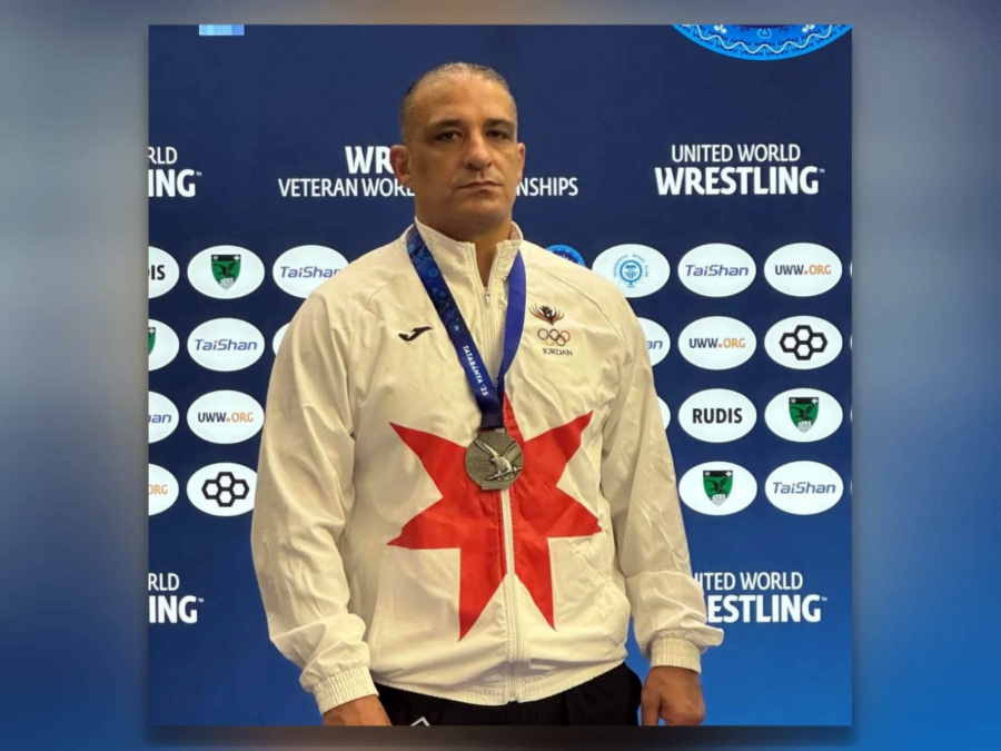 المصارع أبو طبيخ يتوج بالميدالية الفضية