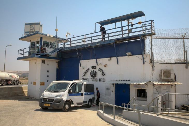 إعلام عبري: الإفراج عن 195 أسيرا