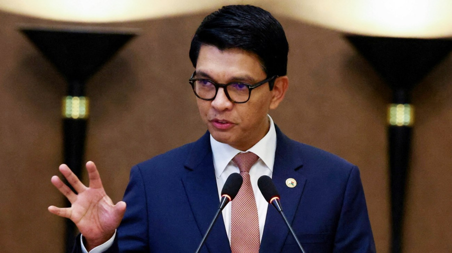 على متن طائرة عسكرية فرنسية.. رئيس