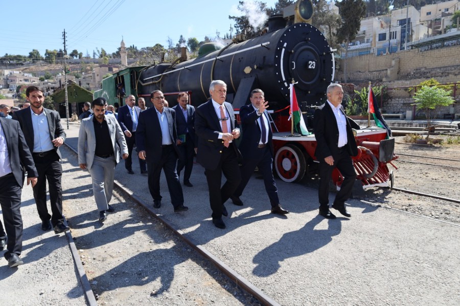 وزير النقل يدشن قاطرة بخارية بعد