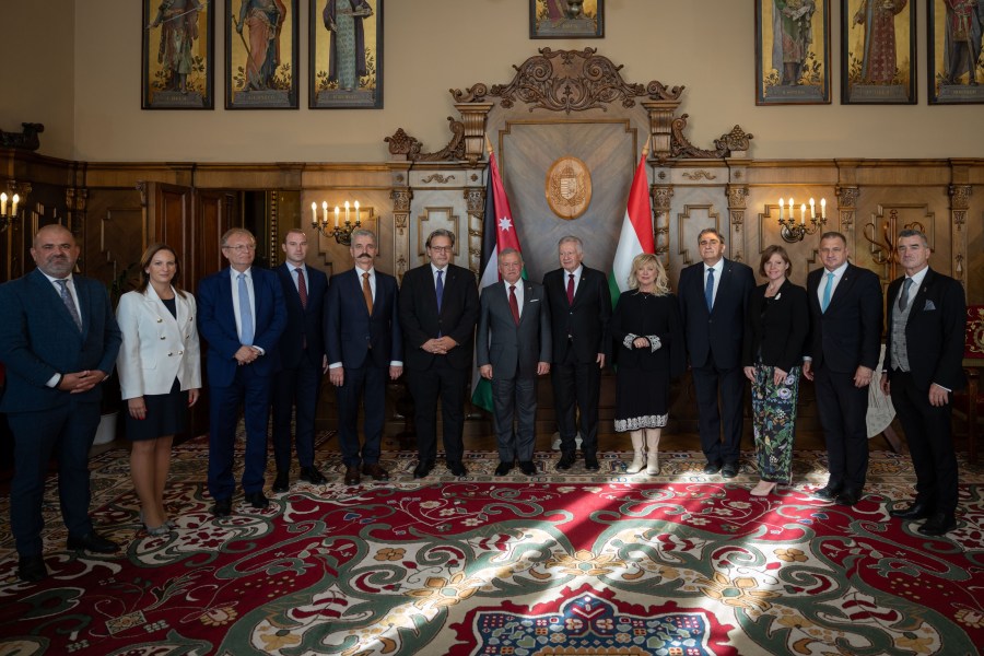 الملك يجتمع في بودابست بأعضاء في