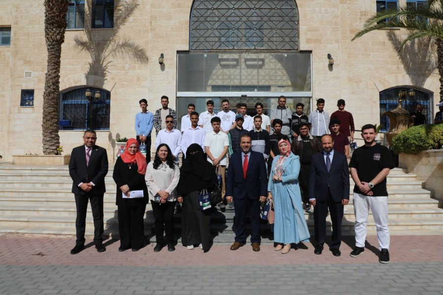 جامعة الزرقاء تستقبل طلبة مدرستي أبو