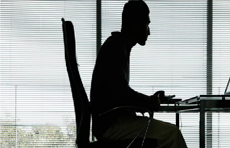 تحذير للموظفين.. ماذا يفعل الجلوس الطويل