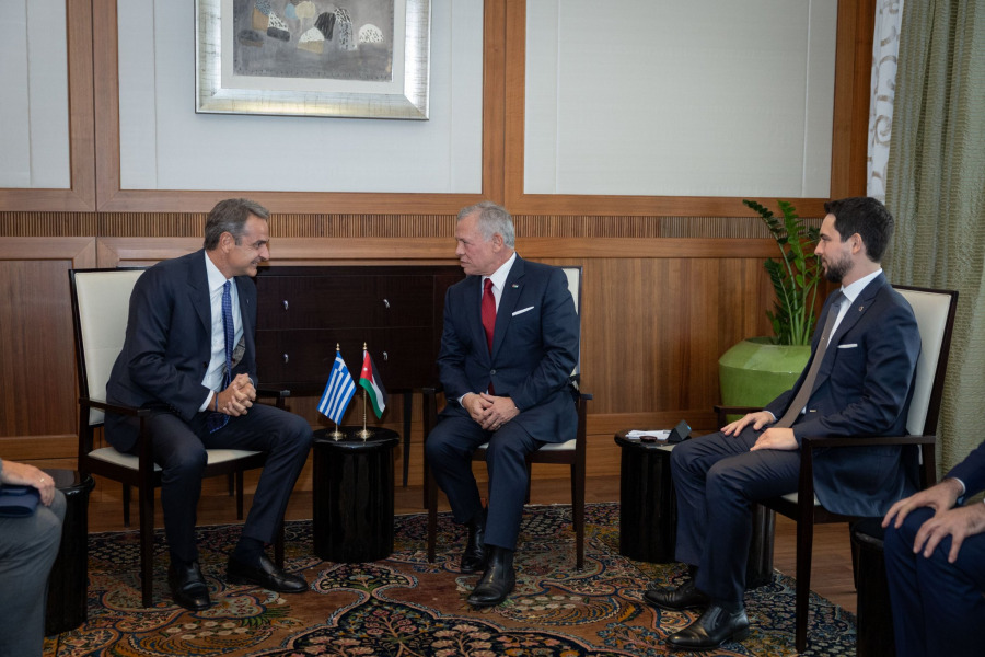 الملك يلتقي رئيس وزراء اليونان على