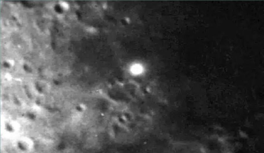 ومضات غامضة من القمر.. إشارات تربك