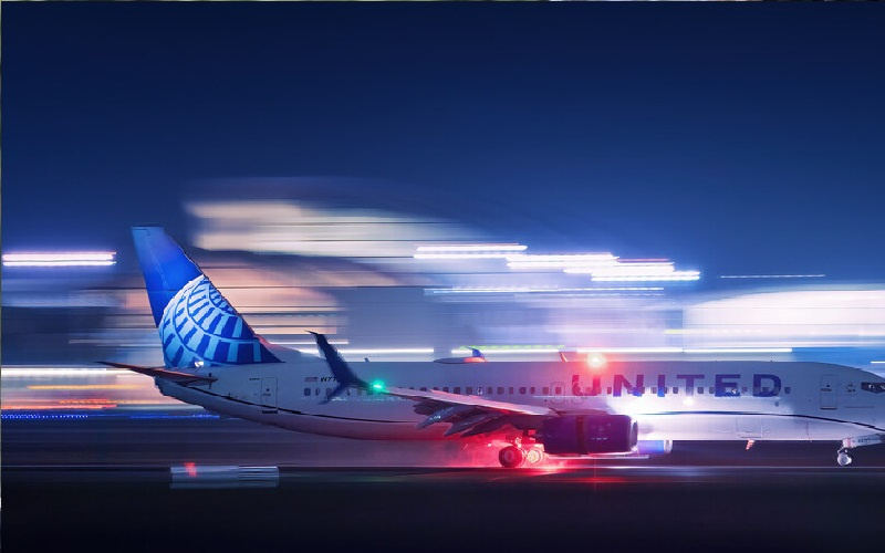 جسم غامض يحطم زجاج طائرة على