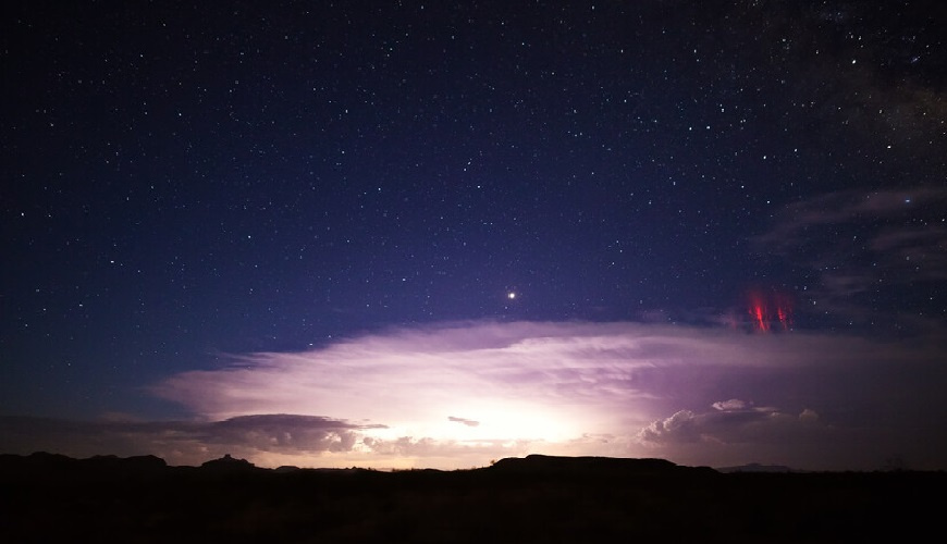 مصورون يوثقون العفاريت الحمراء إحدى أندر