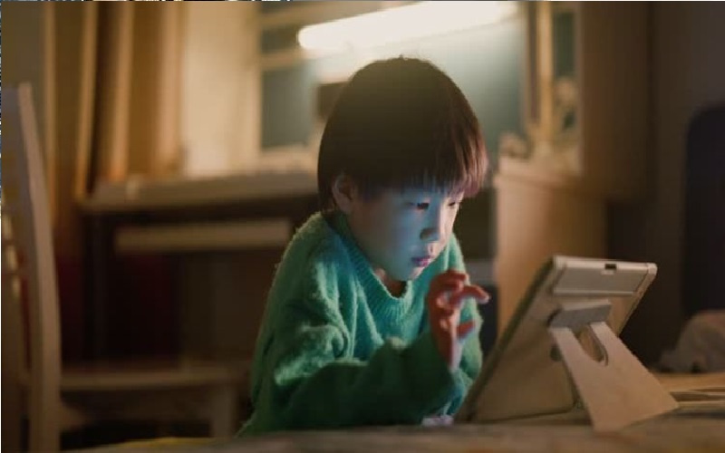 بائع يجبر أما على ضرب ابنتها