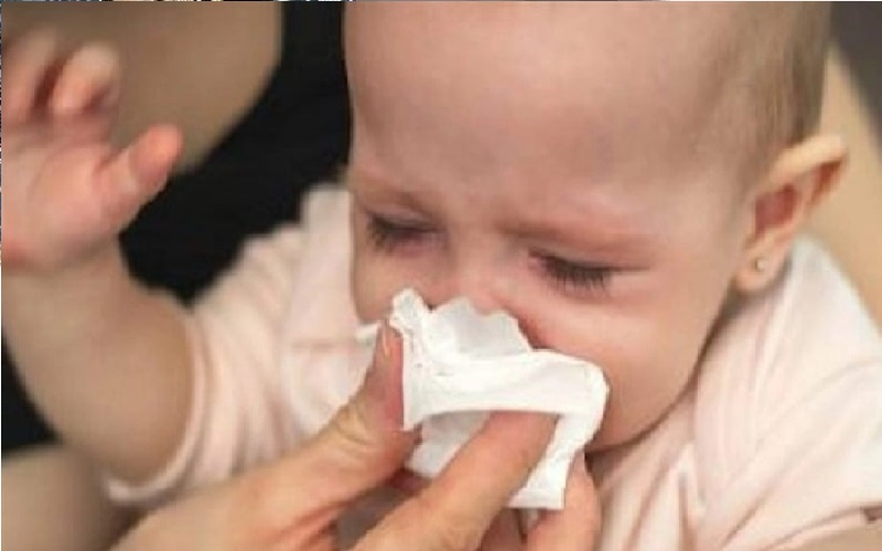 دليل الوالدين لأعراض الزكام والإنفلونزا وكوفيد