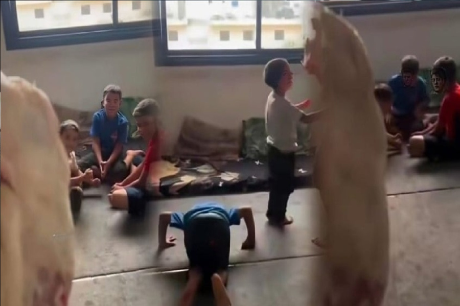 سجدة شكر وتهليل.. لحظات مؤثرة لأطفال