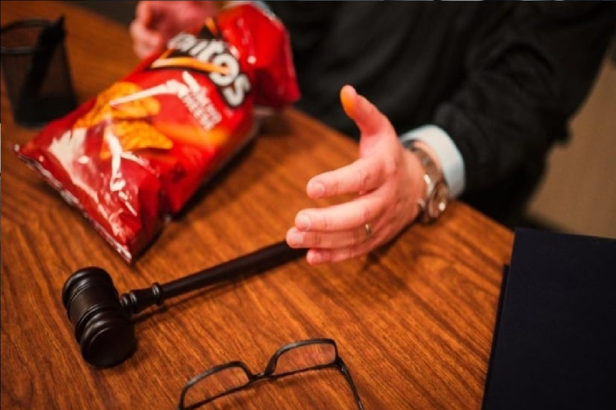 ظنّ دوريتوس سلاحا.. اعتقال طالب بعد