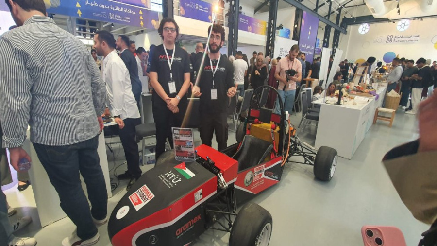 طلبة أردنيون يصنعون سيارة فورمولا كهربائية