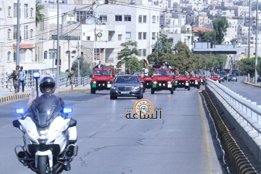 الموكب الملكي الأحمر يشق طريقه إلى