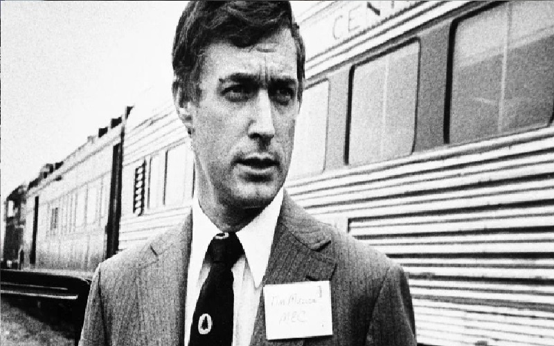 من هو الملياردير الغامض الذي تبرع