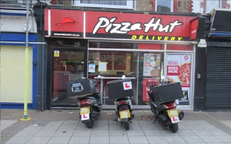 فضيحة في مطعم بيتزا عالمي.. إغلاق