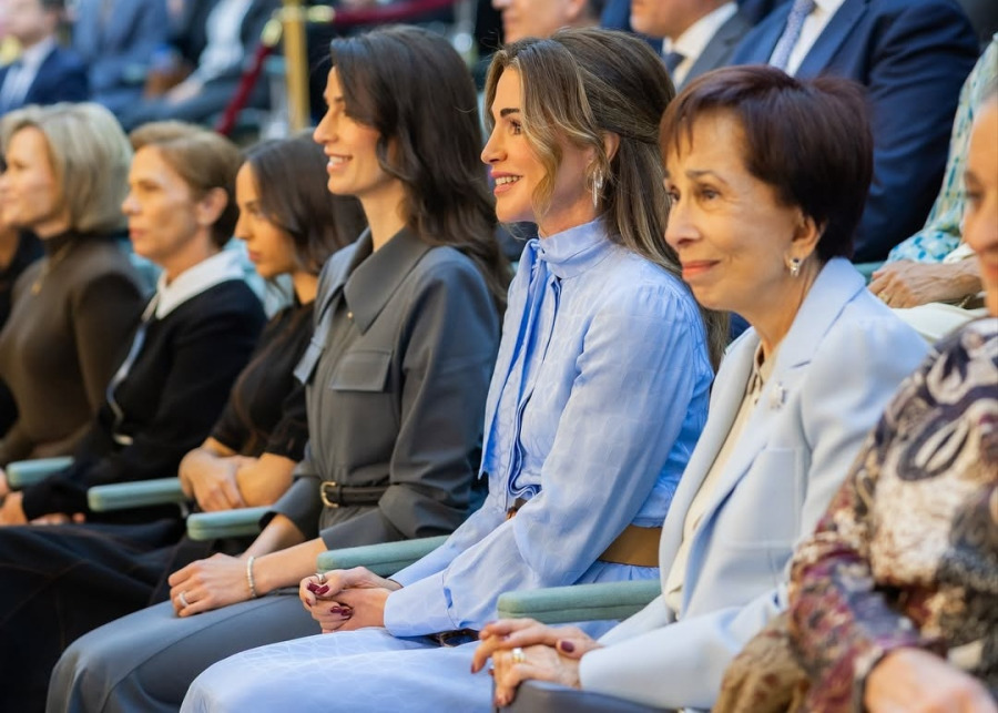 الملكة رانيا: الله يحميك سيدنا (صور)