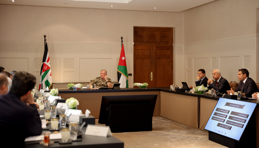 الملك يجتمع بمسؤولين وممثلين عن قطاع