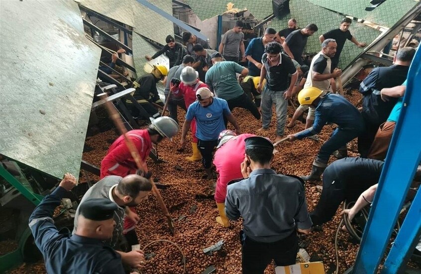 إنقاذ 4 عمال طمرتهم أطنان من