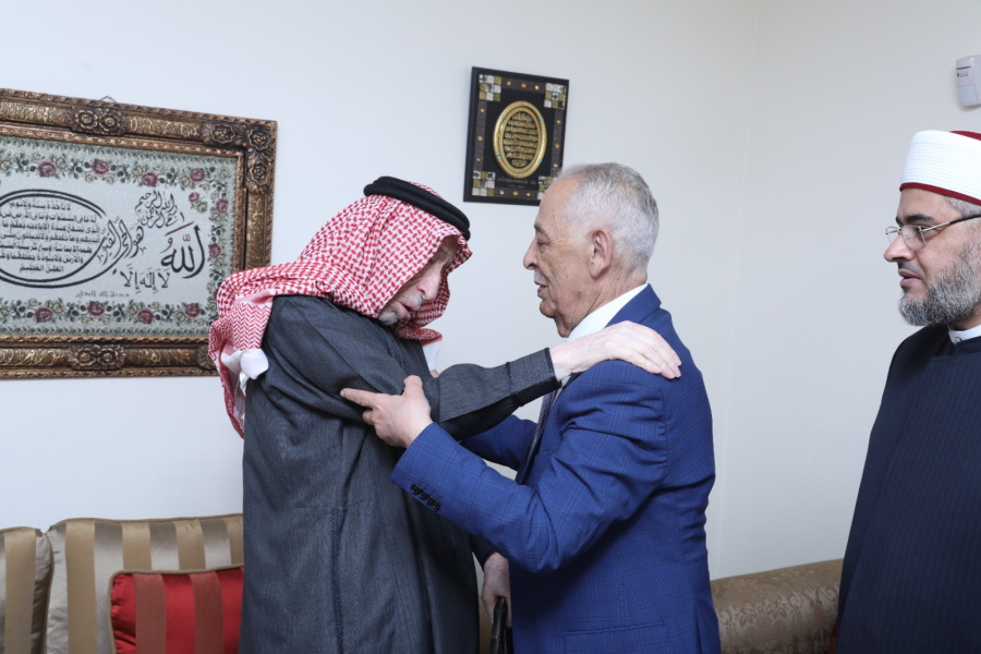 العيسوي ينقل تمنيات الملك وولي العهد