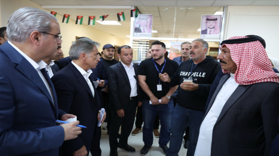 الخدمات الطبية الملكية تعالج المدنيين في