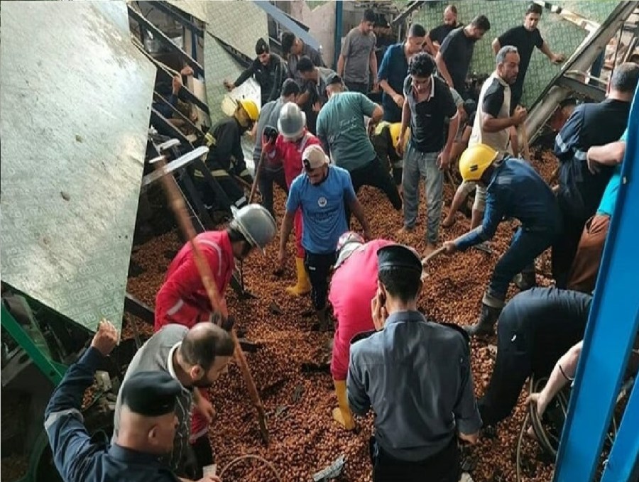 إنقاذ 4 عمال بعد أن طمرتهم