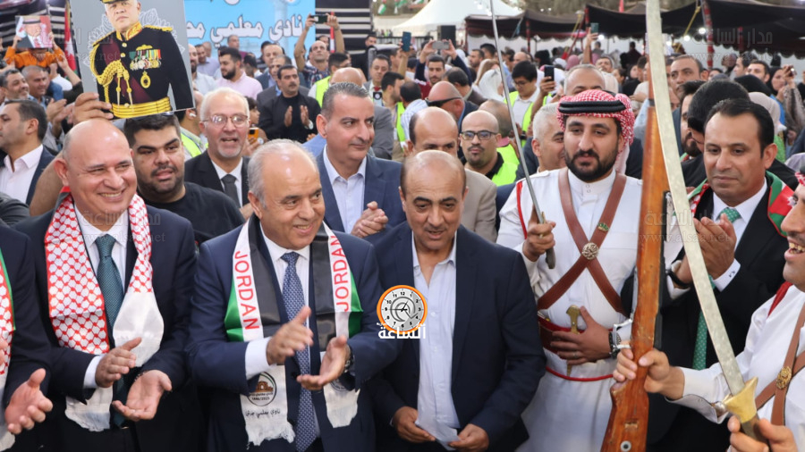 منظر مهيب.. الآلاف من المعلمين يصلون