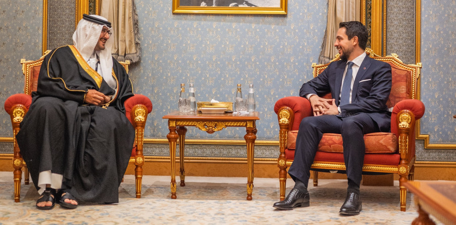 ولي العهد يلتقي رئيس الوفد البحريني