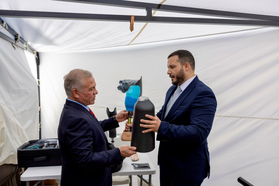 الملك يطلع على عمل وحدات دعم