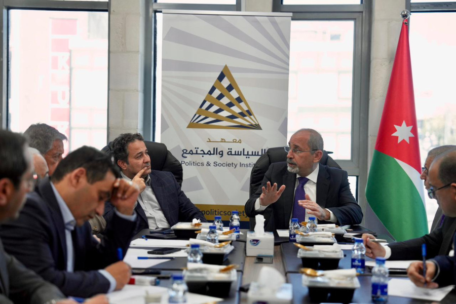 الصفدي يناقش كتابا ومحللين سياسيين في