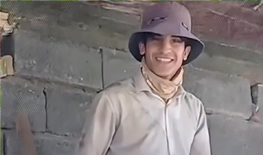 عراقي يفاجئ ابنه عامل البناء بقبوله