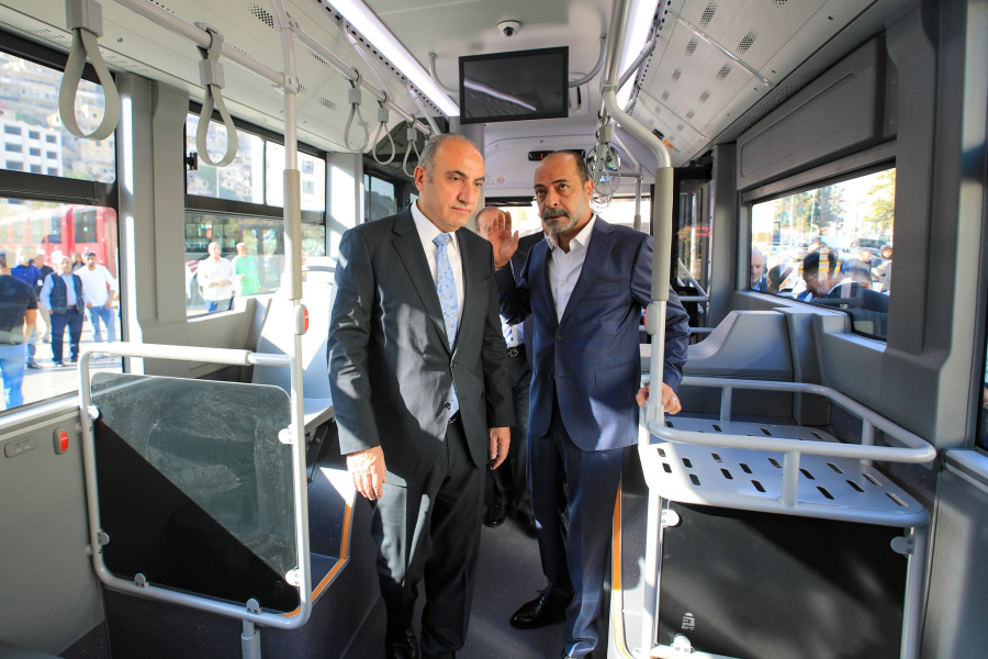 أمام نافذة من نوافذ المستقبل يقف