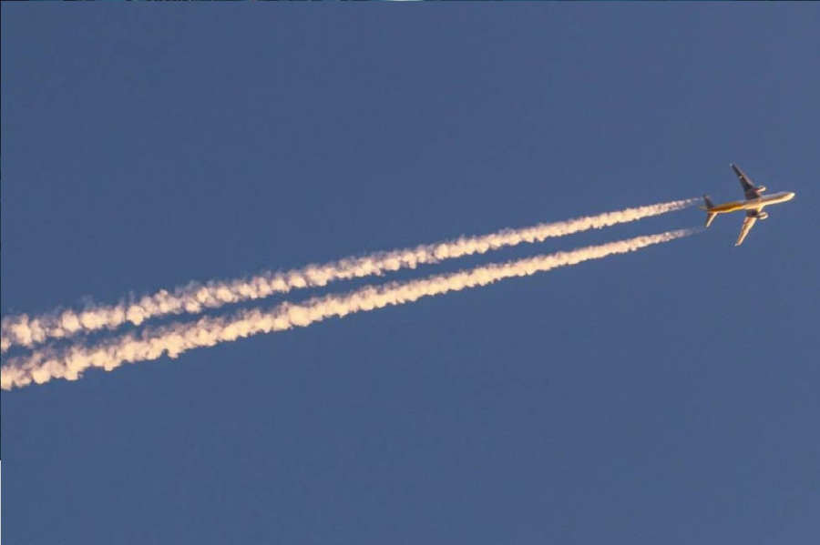 لماذا تترك الطائرات النفاثة خطوطا بيضاء