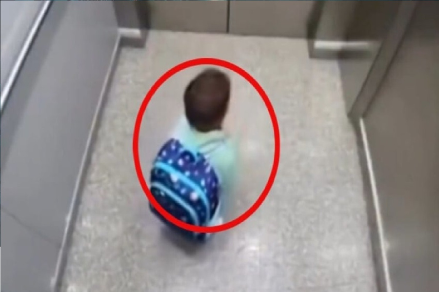 طفل صغير يواجه الخوف بالدعاء أثناء