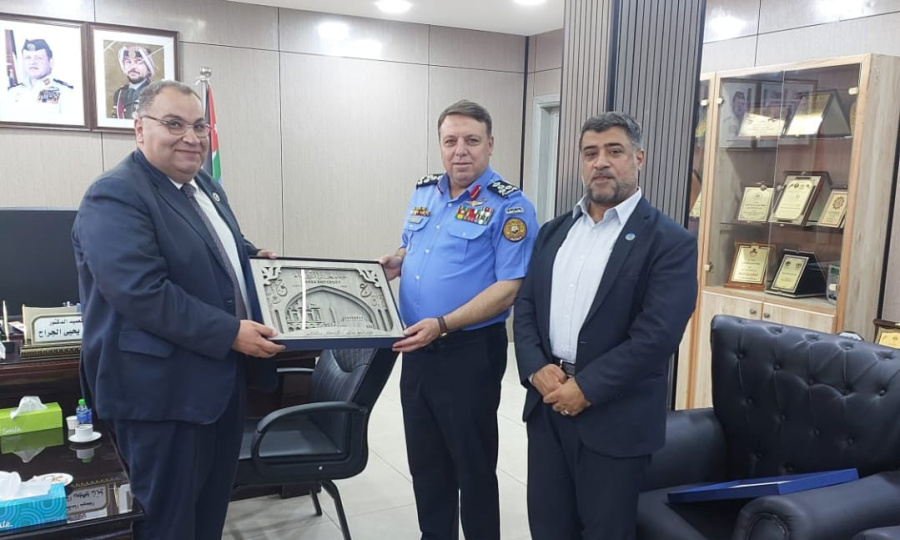 جامعة الزرقاء تهنئ مدير شرطة محافظة