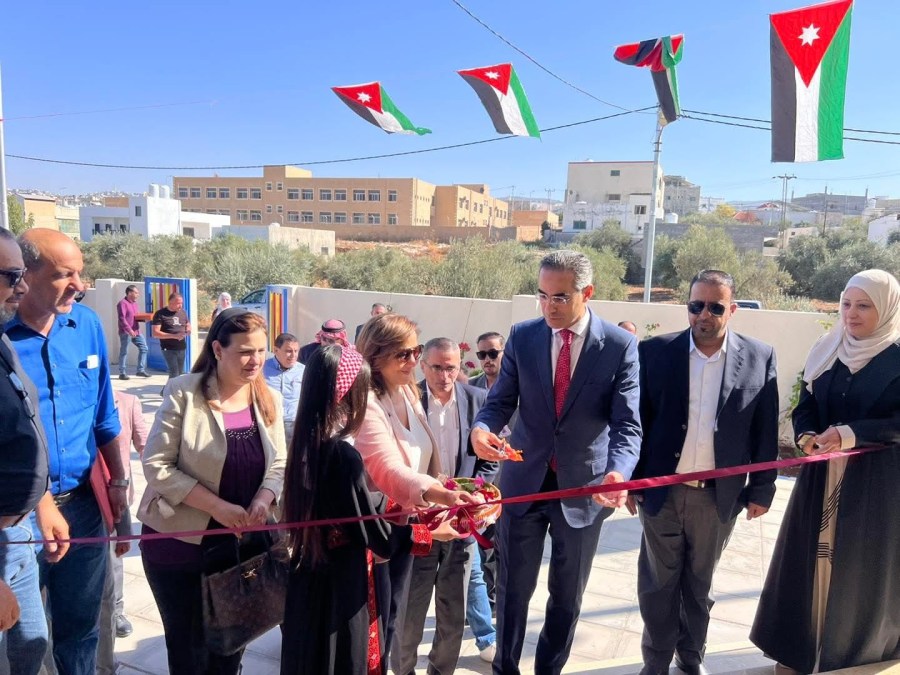 ابو عرابي يفتتح المركز المجتمعي والتعليمي