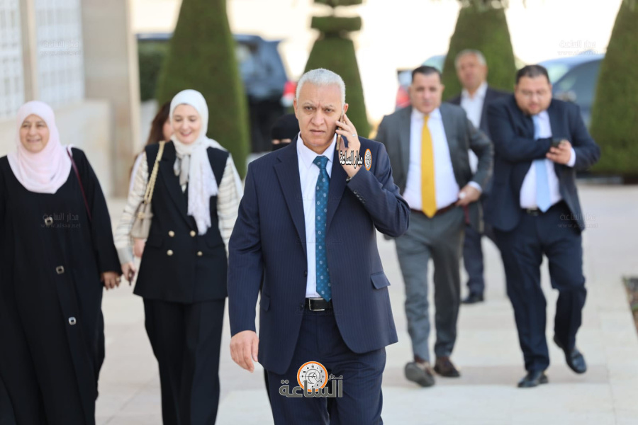 العموش يوجّه ٥٤ سؤالا لـ ٥٤