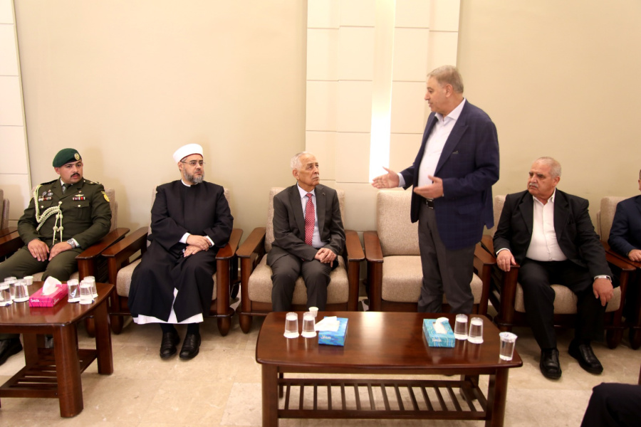 مندوبا عن الملك وولي العهد. العيسوي