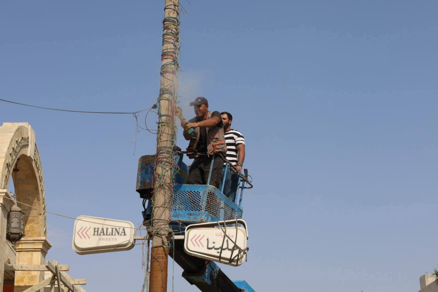 حملة في مادبا لإزالة اليافطات المخالفة