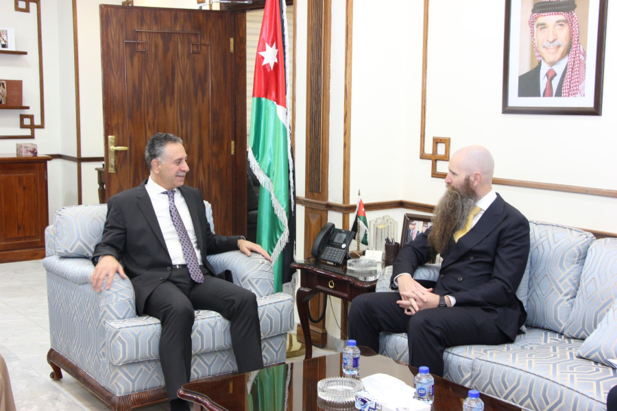 ماذا قال الوزير يعرب القضاة للسفير