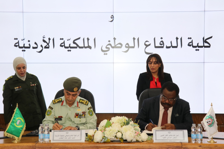 توقيع مذكرة تفاهم بين كلية الدفاع
