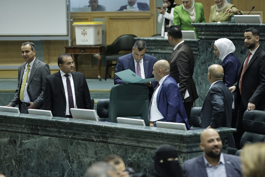مجلس النواب يشرع بانتخاب لجانه (صور)