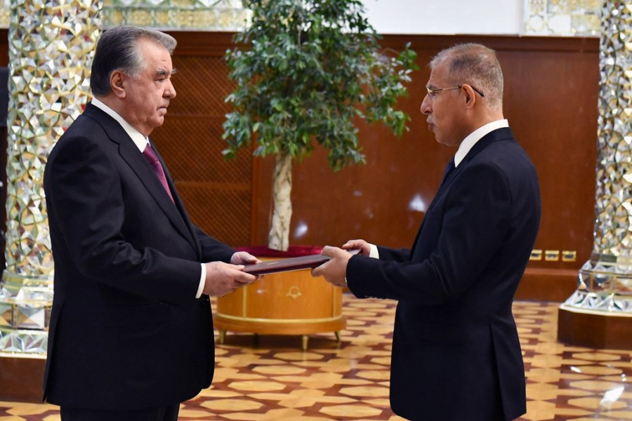 السفير العمري يقدم أوراق اعتماده إلى