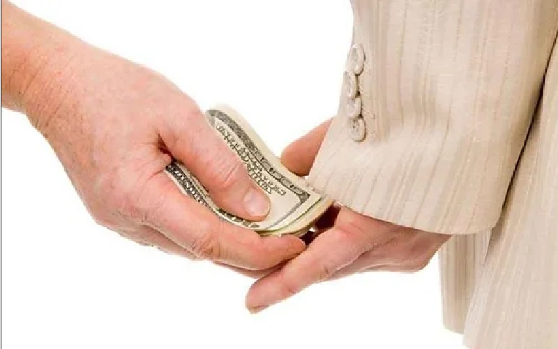 رشوة أم عمولة؟ مندوب الأجهزة الطبية