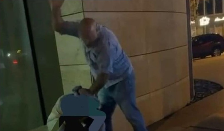 مستشار مسؤول لبناني ينهال ضربا على