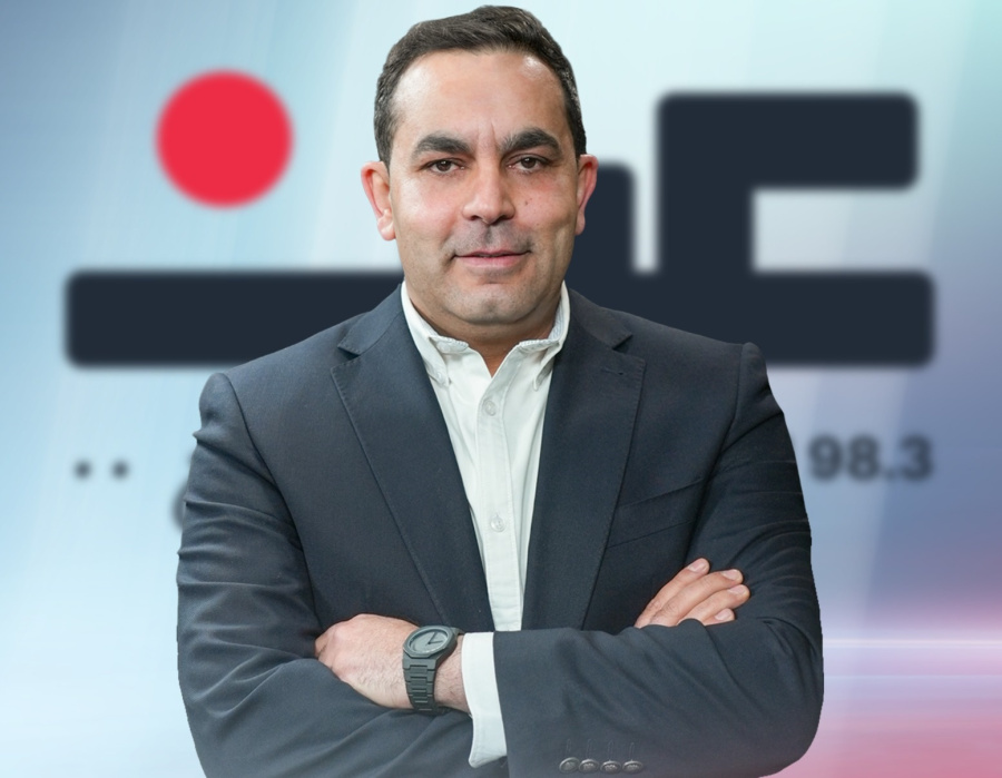 عامر الرجوب وهو يشرب الطين يحاور