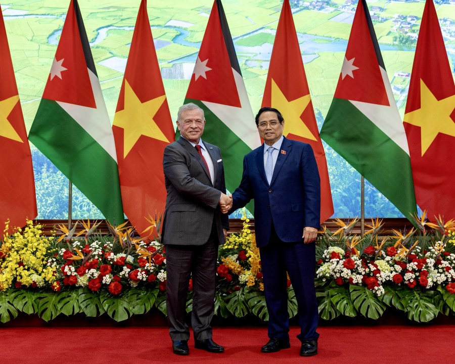 الملك ورئيس الوزراء الفيتنامي يبحثان سبل