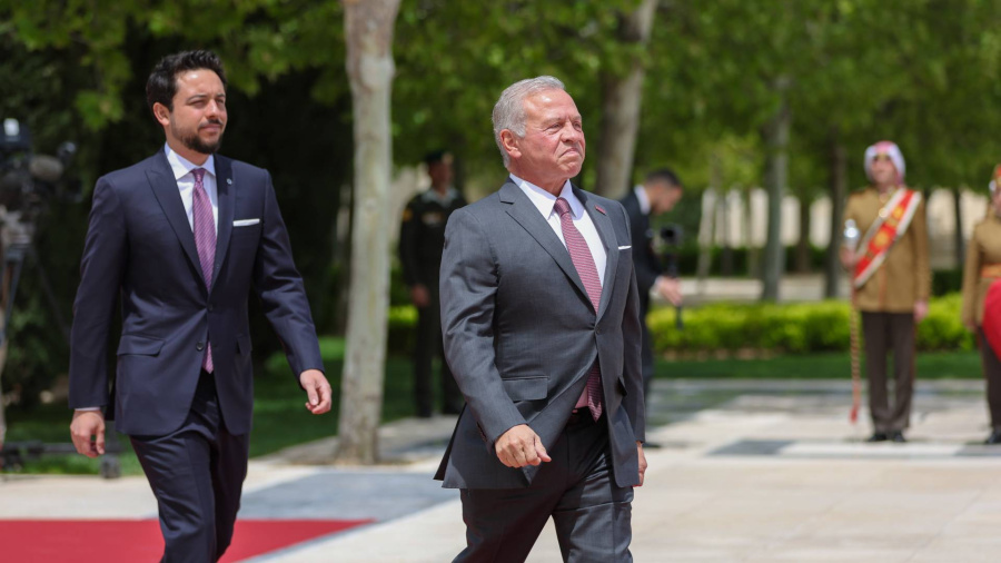 الملك وولي العهد يتلقيان برقيات في