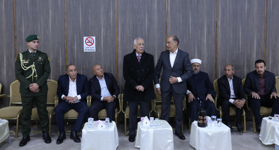 الديوان الملكي يعزي آل سيف (صور)